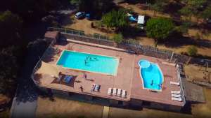 Vidéo panoramique des piscines du camping familial et naturel à coté de Rosières et Joyeuse