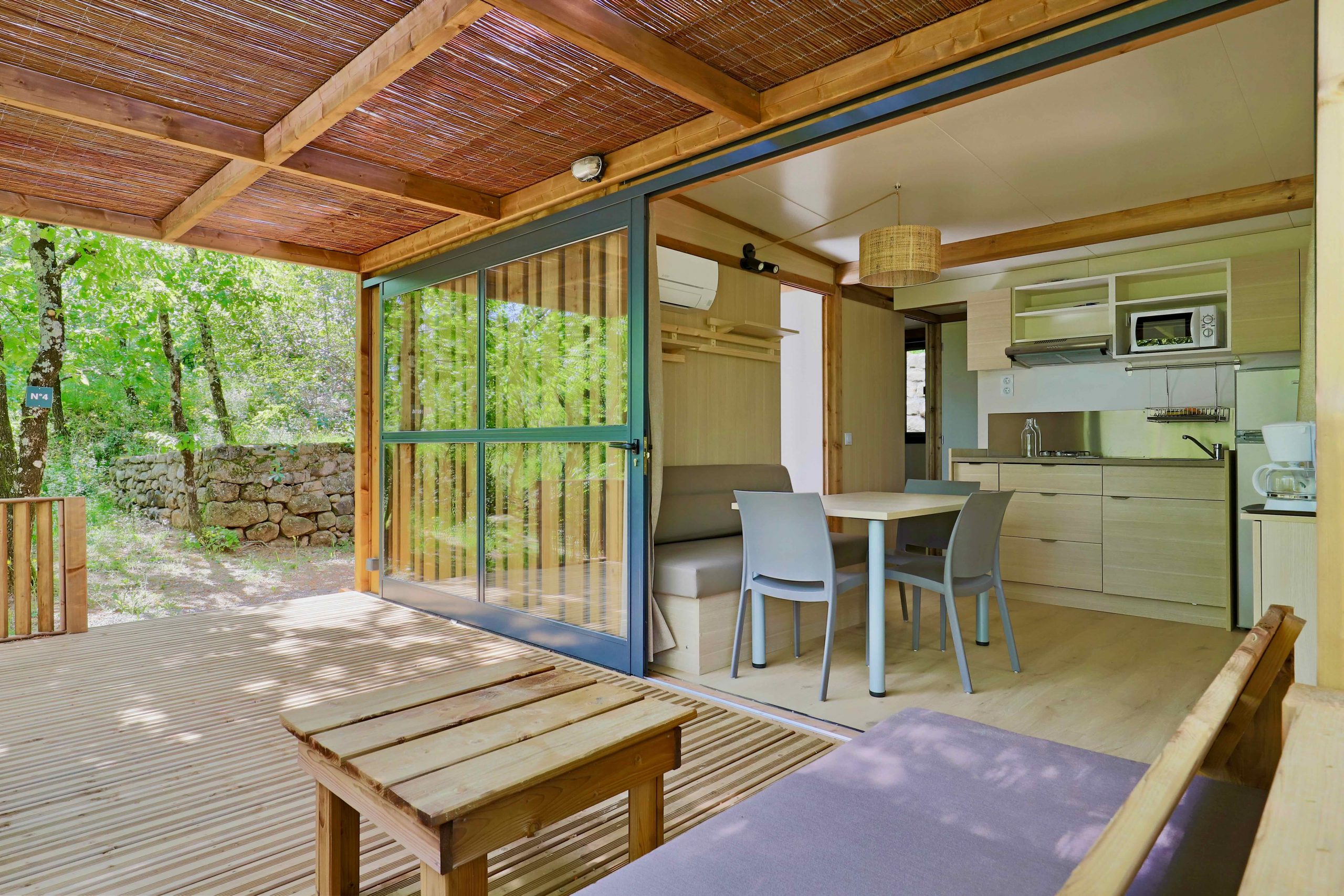 Chalet morea camping du vignal location banquette extérieure pour vivre la slow life en Ardeche