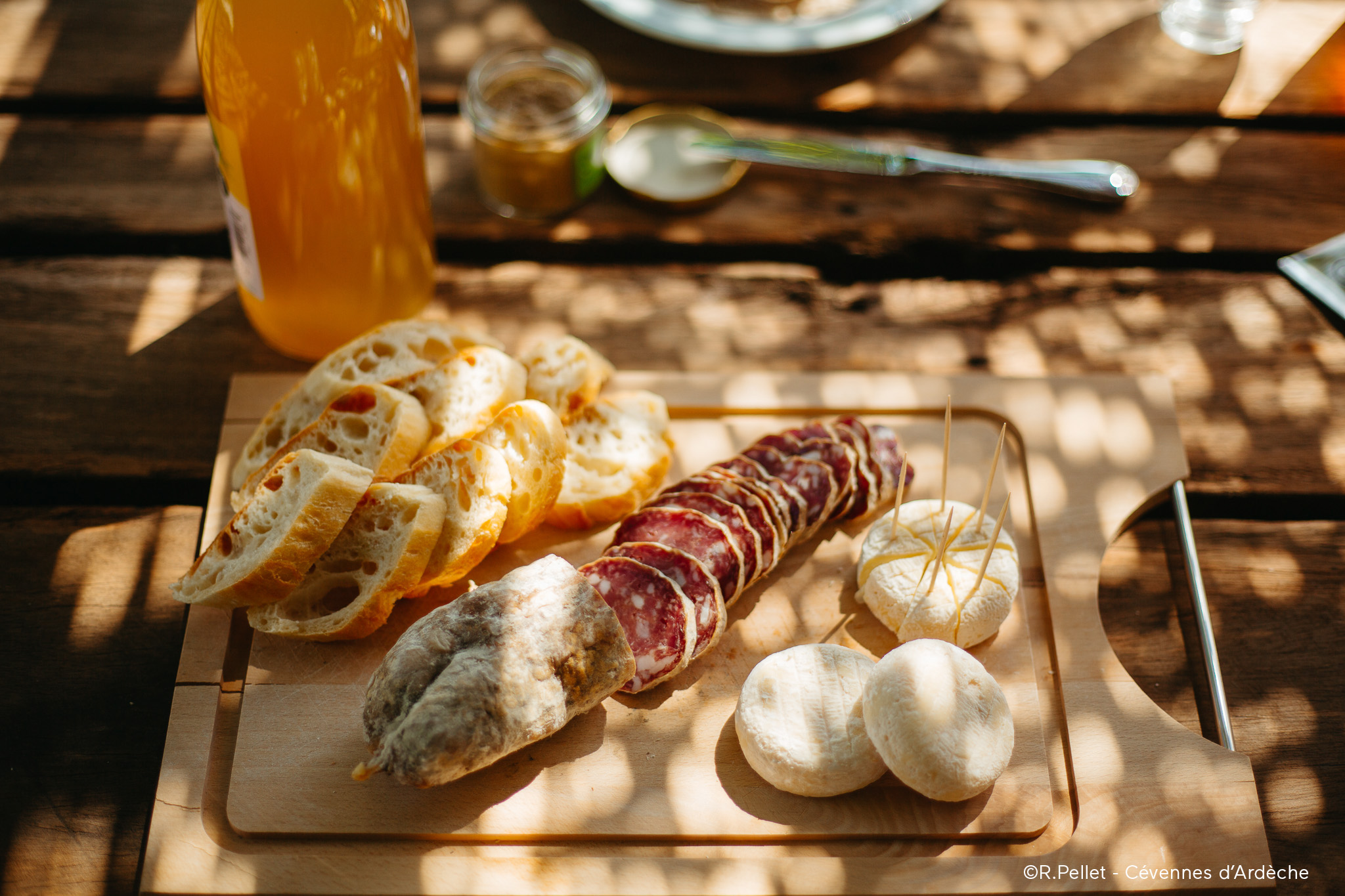 Planche apéro dans les Cévennes pour vivre la slow life en Ardeche