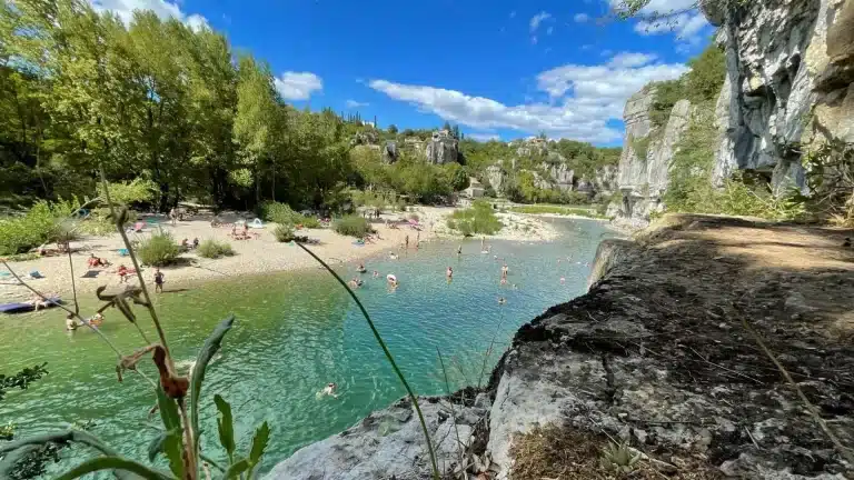 Baignade en rivière en Ardèche : tout ce qu&rsquo;il faut savoir pour l&rsquo;été 2026